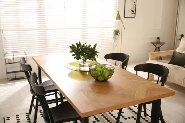 Şık Ahşap Yemek Masası Odada Sandalyeler Tasarım — Stok fotoğraf