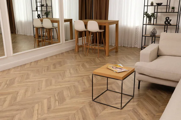 Sala Estar Moderna Con Suelo Parquet Muebles Elegantes — Foto de Stock