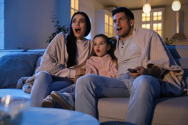 Familie Schaut Film Auf Sofa Der Nacht — Stockfoto