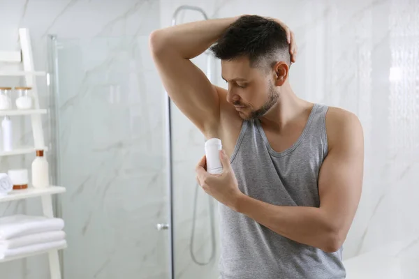 Homem Bonito Aplicando Desodorizante Banheiro Espaço Para Texto — Fotografia de Stock