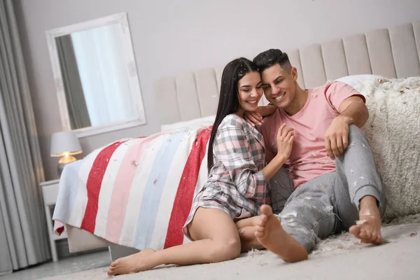 Casal Feliz Descansando Chão Perto Cama Após Luta Travesseiro — Fotografia de Stock