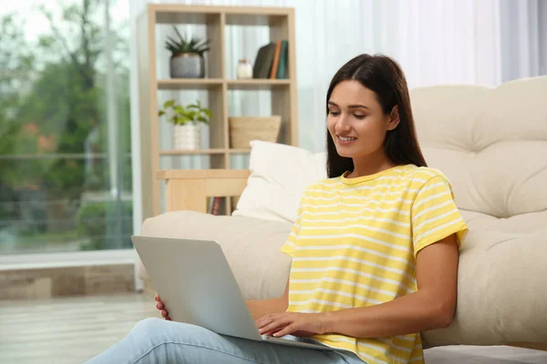 Young Woman Working Laptop Sofa Home — Stock Photo, Image