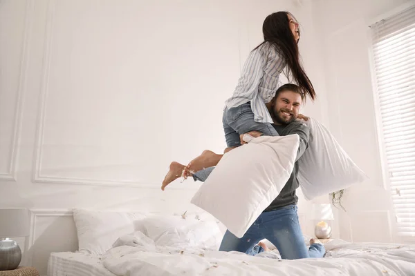 Feliz Joven Pareja Teniendo Divertido Almohada Lucha Dormitorio — Foto de Stock