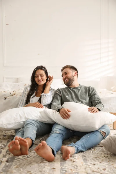 Feliz Jovem Casal Descansando Depois Diversão Travesseiro Luta Quarto — Fotografia de Stock