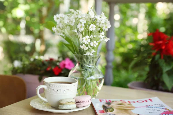 Becher Mit Getränken Macarons Magazin Und Blumen Morgens Auf Dem — Stockfoto