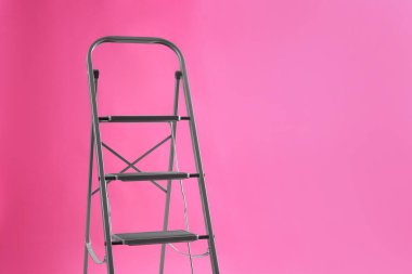 Pembe arka planda modern metal merdiven. Metin için boşluk