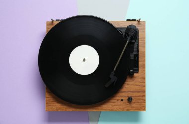 Renk arkaplanı ve üst görünümü üzerinde vinil plağa sahip Turntable