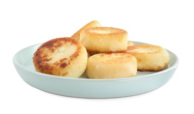 Beyaz arka planda nefis süzme peynirli krepler.