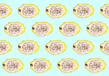 Turkuaz arka planda lezzetli egzotik ejderha meyveleri kes.