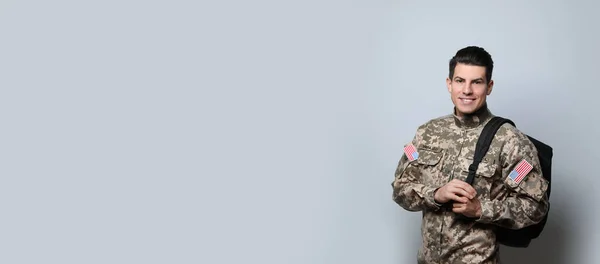 Cadet Avec Sac Dos Sur Fond Gris Clair Enseignement Militaire — Photo