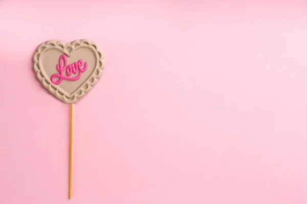 Coração Chocolate Forma Pirulito Com Palavra Amor Fundo Rosa Claro — Fotografia de Stock