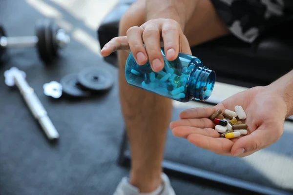 Deportista Con Una Botella Pastillas Gimnasio Primer Plano Concepto Dopaje — Foto de Stock