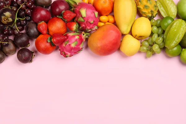 Sortimento Frutas Frescas Exóticas Fundo Rosa Flat Lay Espaço Para — Fotografia de Stock