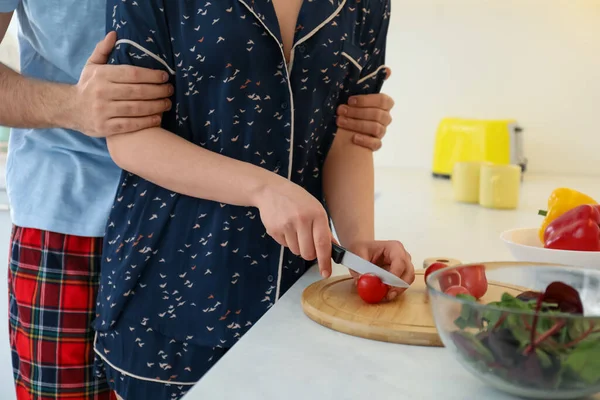 Pareja Pijama Cocinando Mostrador Cocina Primer Plano — Foto de Stock