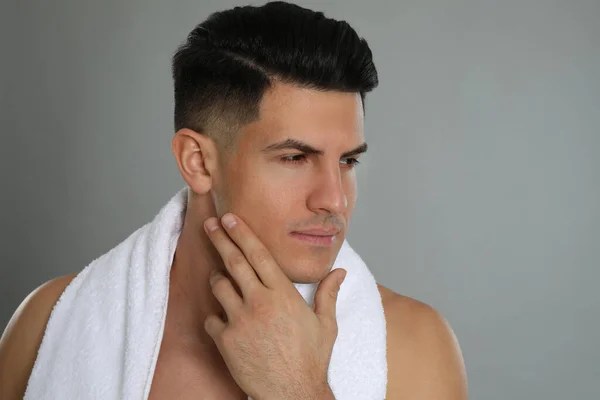 Schöner Mann Nach Der Rasur Auf Grauem Hintergrund — Stockfoto