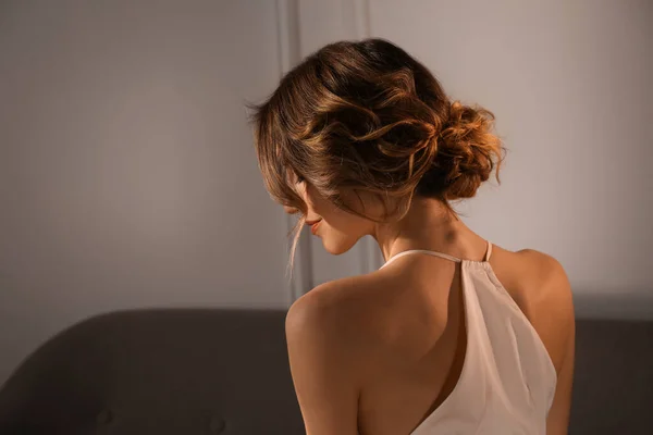 Mulher Jovem Com Belo Penteado Dentro Casa Espaço Para Texto — Fotografia de Stock