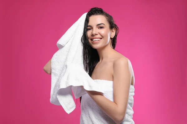 Jovem Feliz Secando Cabelo Com Toalha Depois Lavar Fundo Rosa — Fotografia de Stock