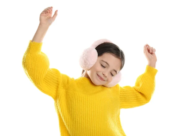 Nettes Mädchen Trägt Stylische Ohrenschützer Auf Weißem Hintergrund — Stockfoto