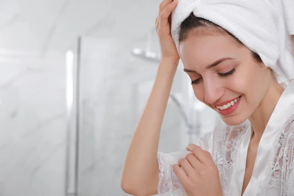 Piękna Młoda Kobieta Włosami Owiniętymi Ręcznik Umyciu Domu Zbliżenie Miejsce — Zdjęcie stockowe