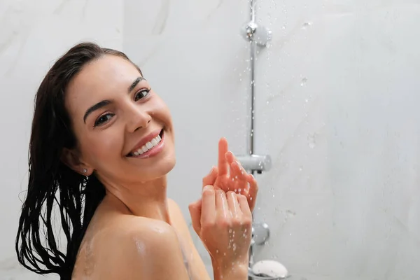 Hermosa Joven Tomando Una Ducha Casa Espacio Para Texto — Foto de Stock