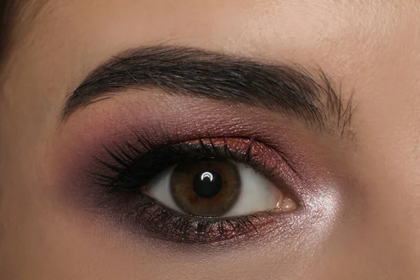 Mujer Joven Con Maquillaje Noche Primer Plano Producto Sombra Ojos — Foto de Stock