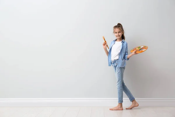 Petite Fille Avec Pinceau Palette Peinture Près Mur Clair Intérieur — Photo