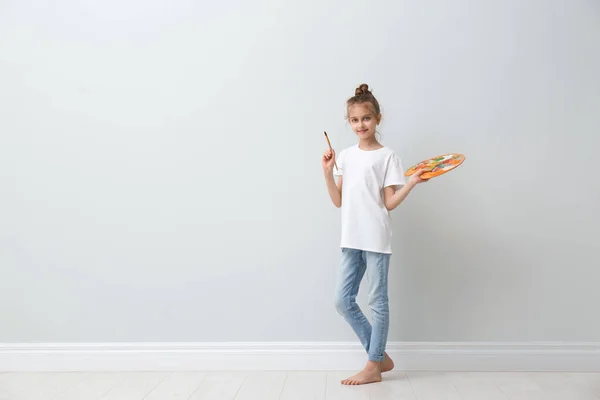 Petite Fille Avec Pinceau Palette Peinture Près Mur Clair Intérieur — Photo