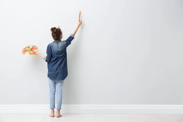 Petite Fille Peignant Sur Mur Clair Intérieur Vue Derrière Espace — Photo