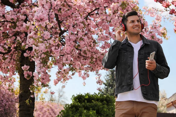 Szczęśliwy Człowiek Smartfonem Słuchającym Audiobooka Świeżym Powietrzu Wiosenny Dzień — Zdjęcie stockowe