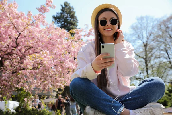 Mujer Joven Escuchando Audiolibro Parque —  Fotos de Stock