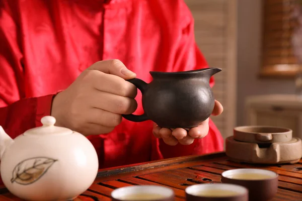 Meister Führt Traditionelle Teezeremonie Tisch Durch Nahaufnahme — Stockfoto