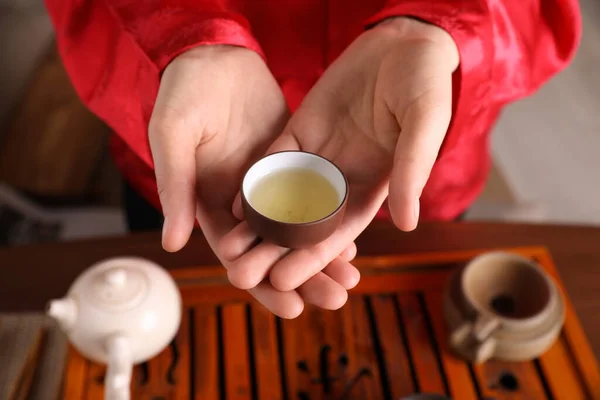 Master Che Offre Tazza Appena Preparato Durante Cerimonia Tradizionale Tavola — Foto Stock