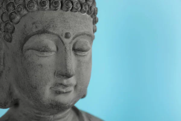 Krásný Kámen Buddha Socha Světle Modrém Pozadí Detailní Záběr Mezera — Stock fotografie