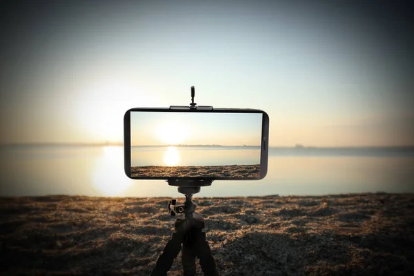 Tirando Foto Bela Paisagem Marinha Com Smartphone Montado Tripé — Fotografia de Stock