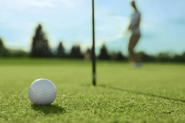 Frau Spielt Golf Auf Dem Grünen Platz Konzentriert Sich Auf — Stockfoto