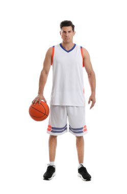 Beyaz arka planda topu olan basketbolcu
