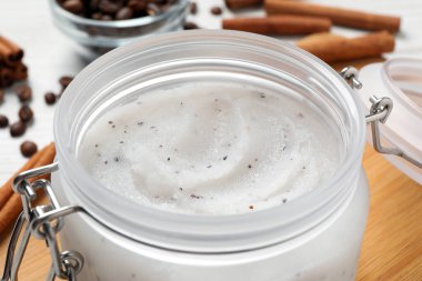 Vücut cam kavanozla ovalanır, masanın üstünde, yakın plan.