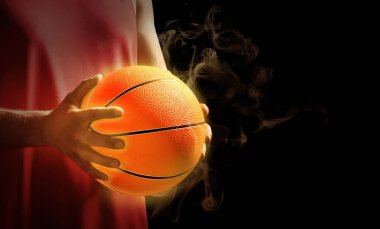 Siyah arka planda sıcak topu olan basketbolcu, yakın plan. Metin için boşluk