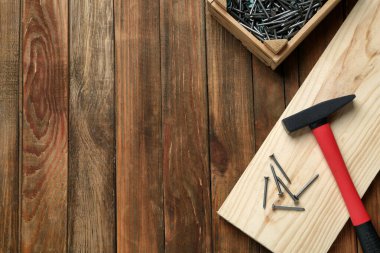 Çekiç, metal çiviler, tahta ve sandık tahta masa, düz yatak. Metin için boşluk