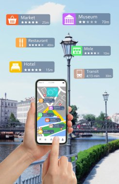 Şehirdeki navigasyon için akıllı telefondan online kılavuz uygulaması kullanan turist, yakın plan 