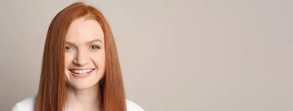 Retrato Sincero Jovem Feliz Com Sorriso Encantador Lindo Cabelo Vermelho — Fotografia de Stock