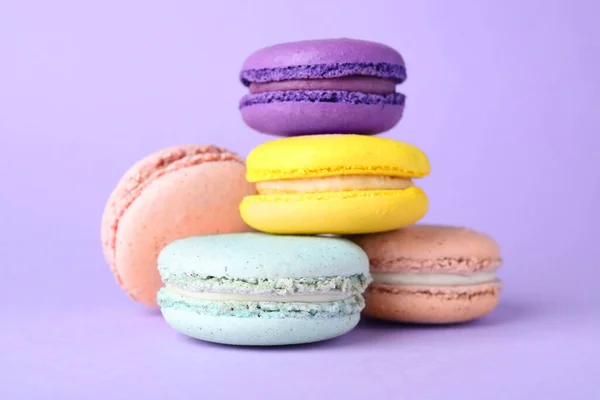 Pilha Deliciosos Macarons Coloridos Fundo Violeta Close — Fotografia de Stock