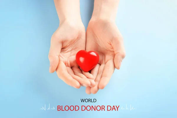 Dünya Kan Bağışı Günü Açık Mavi Arka Planda Küçük Kırmızı — Stok fotoğraf