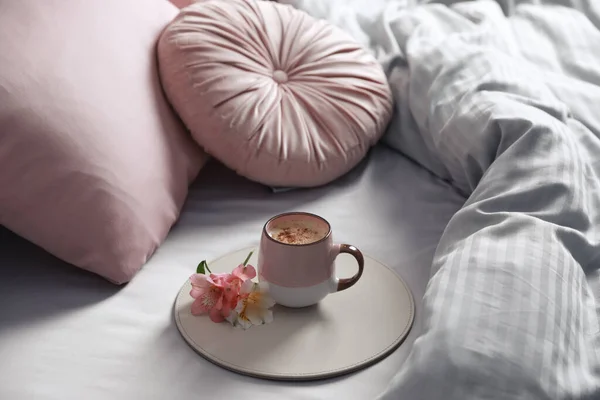 Caffè Aromatico Bellissimi Fiori Sul Letto Con Biancheria Fresca — Foto Stock