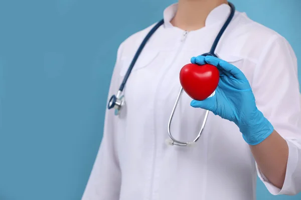 Arzt Mit Rotem Herz Auf Hellblauem Hintergrund Nahaufnahme Raum Für — Stockfoto