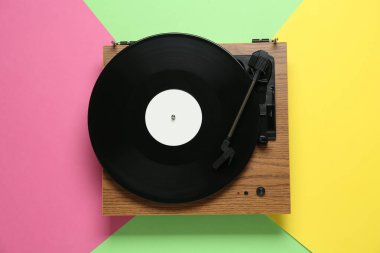 Renk arkaplanı ve üst görünümü üzerinde vinil plağa sahip Turntable