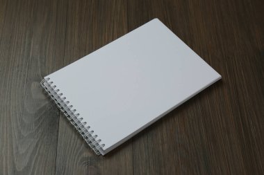 Tahta masadaki boş kağıt broşürü. Tasarım için model