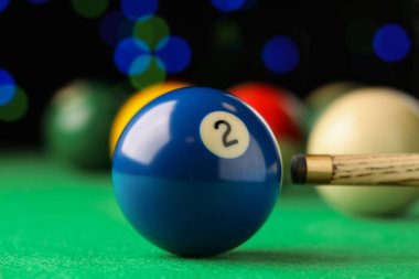 İki numaralı bilardo topu ve yeşil masa, yakın plan.