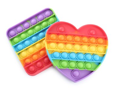 Gökkuşağı hareketli oyuncaklar beyaz arka planda, üst görünümde