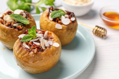 Beyaz ahşap masada fırınlanmış elmalar, yakın plan.